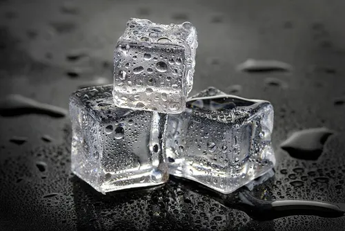Crystal-clear ice cubes